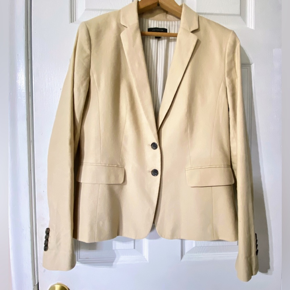 Ann Taylor Beige Blazer Size 6 Like New.